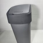 Kosz plastikowy na śmieci srebrno/graf. 45l
