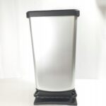 Kosz na śmieci Rotho z pedałem plastikowy 40 l 67,6 x 35,3 cm srebrny